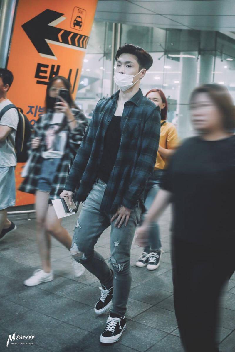 Gaya busana Lay EXO (twitter.com/seunghoons_)