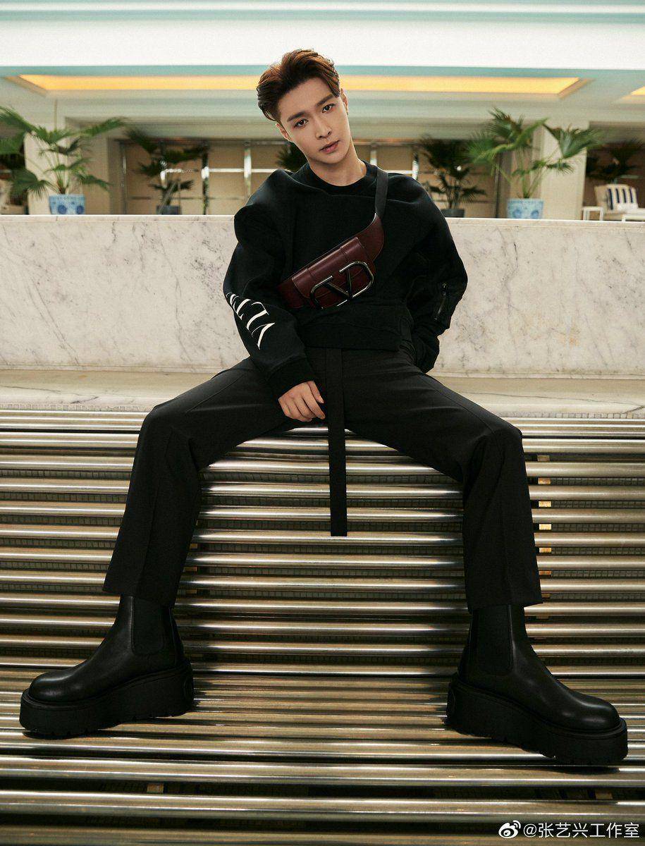 Gaya busana Lay EXO (twitter.com/evss1485)