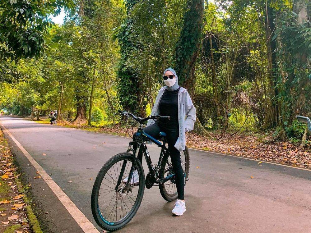 Bersepeda di Kebun Raya Bogor (instagram.com/pnovitaulia)