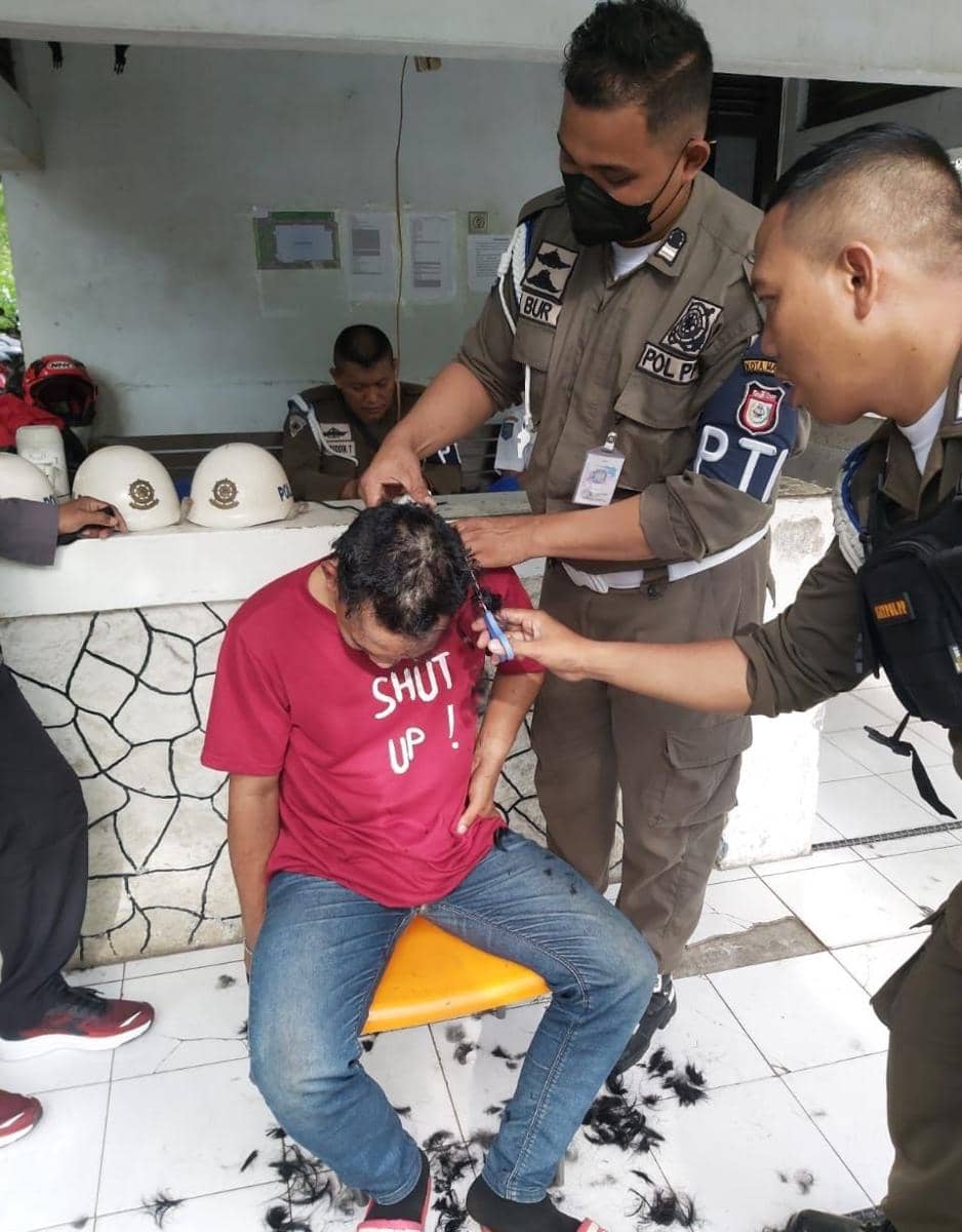Petugas Satpol PP menindak aanjal-gepeng di Makassar. (Dok. Satpol PP Makassar)