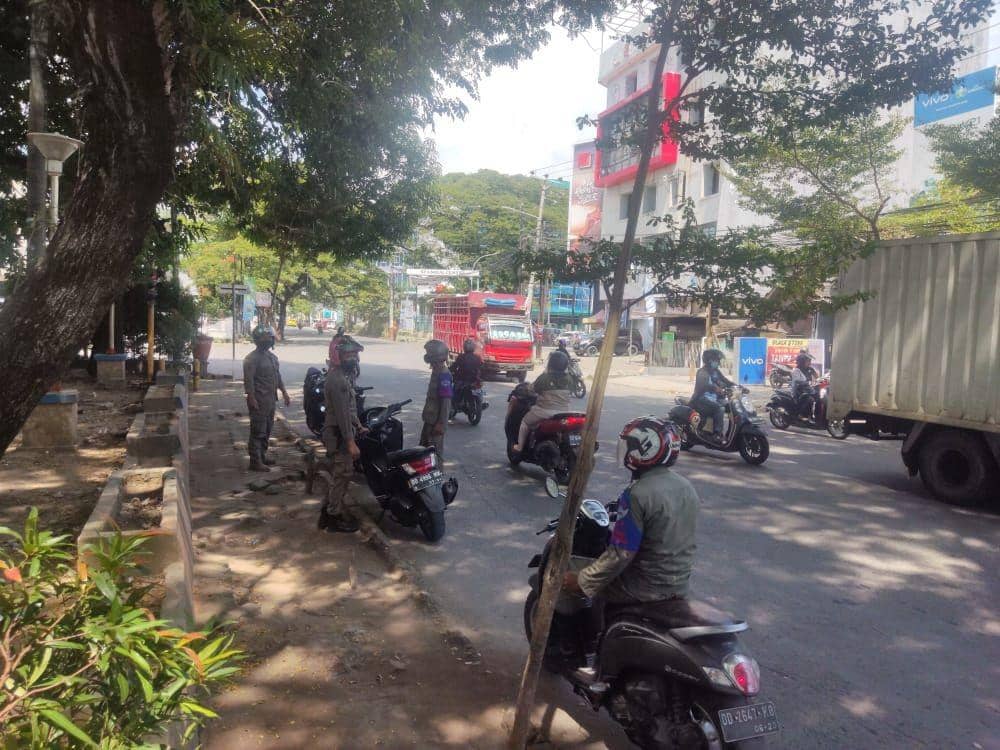 Petugas Satpol PP menindak aanjal-gepeng di Makassar. (Dok. Satpol PP Makassar)