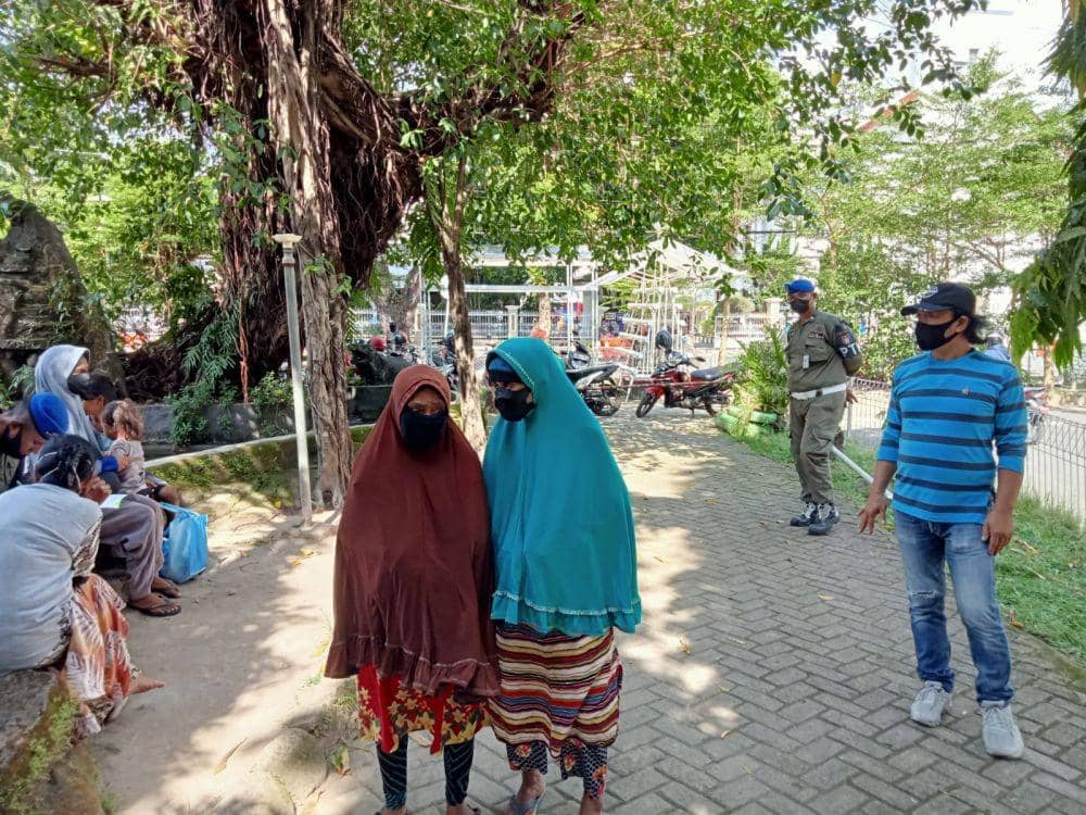 Petugas Satpol PP menindak aanjal-gepeng di Makassar. (Dok. Satpol PP Makassar)