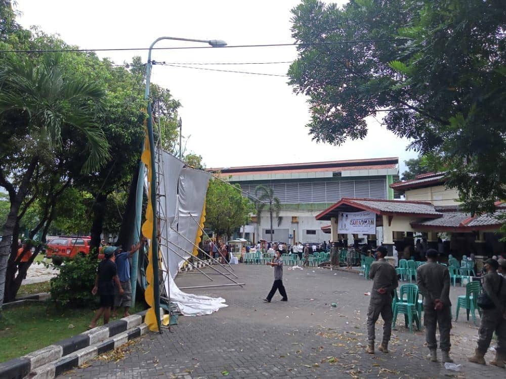 Tenda Safari Ramadan Pemkab Tuban roboh diterjang angin kencang. Dok Istimewa