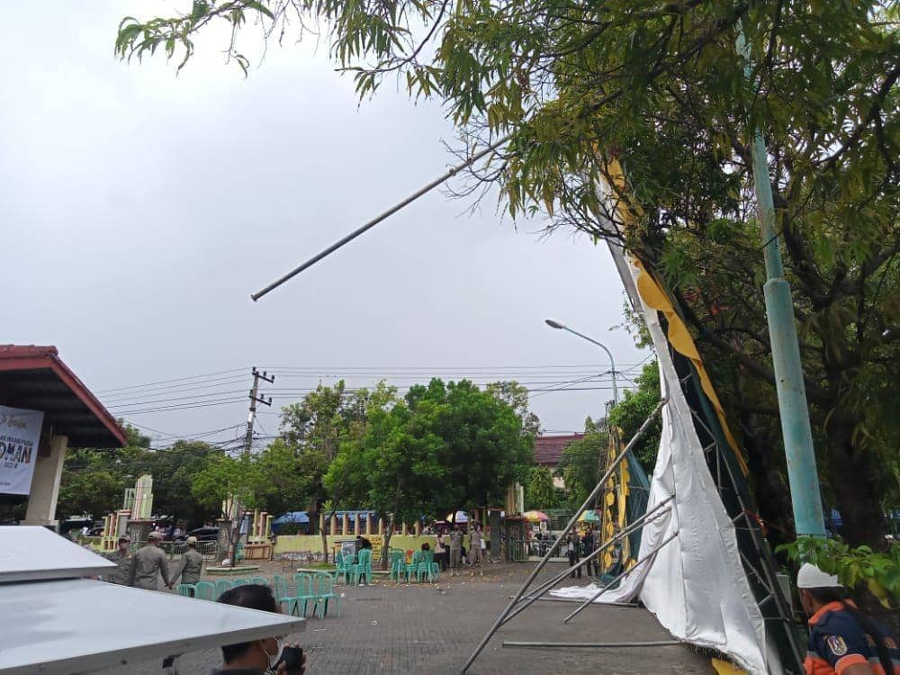 Tenda Safari Ramadan Pemkab Tuban roboh diterjang angin kencang. Dok Istimewa