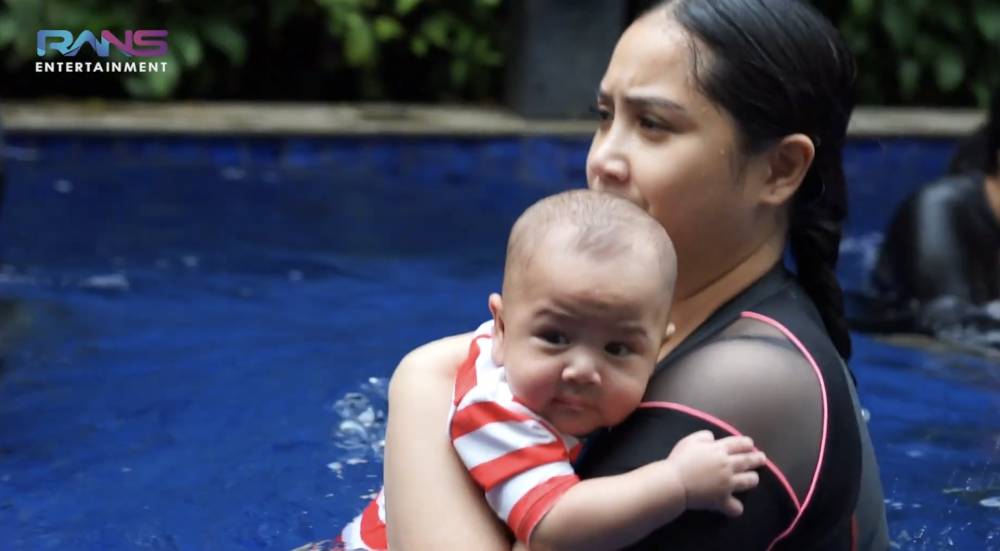 Rayyanza berenang bersama sang ibu, Nagita Slavina (youtube.com/RansEntertainment)