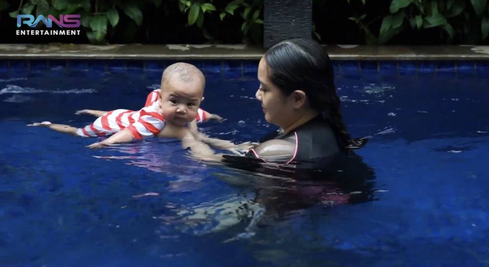Rayyanza berenang bersama sang ibu, Nagita Slavina (youtube.com/RansEntertainment)