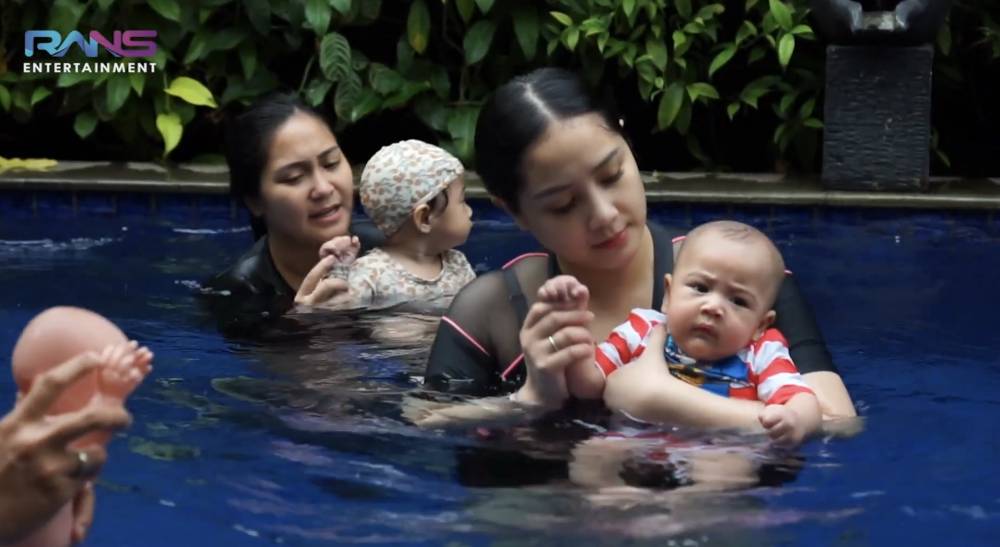 Rayyanza berenang bersama ibunya, Nagita Slavina (youtube.com/RansEntertainment)