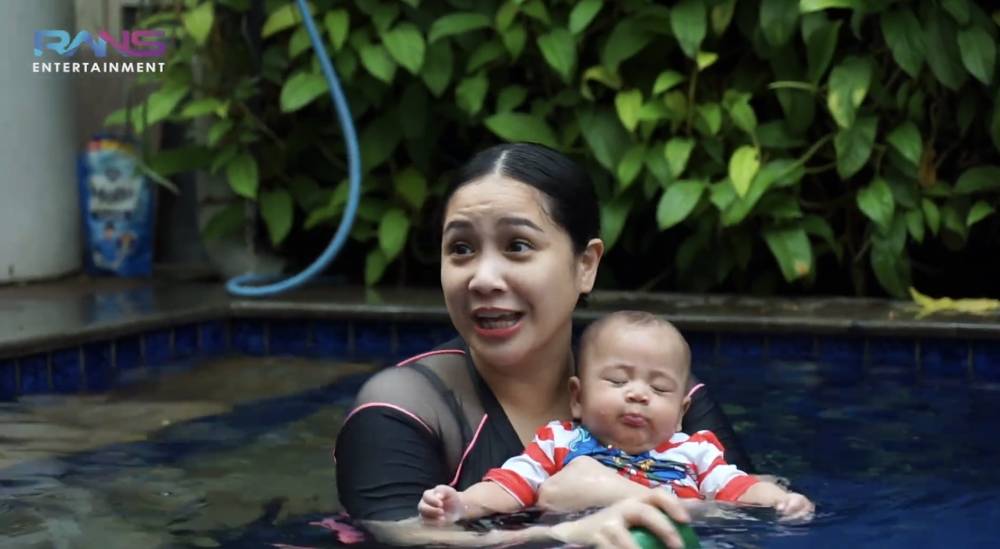 Rayyanza berenang bersama sang ibu, Nagita Slavina (youtube.com/RansEntertainment)