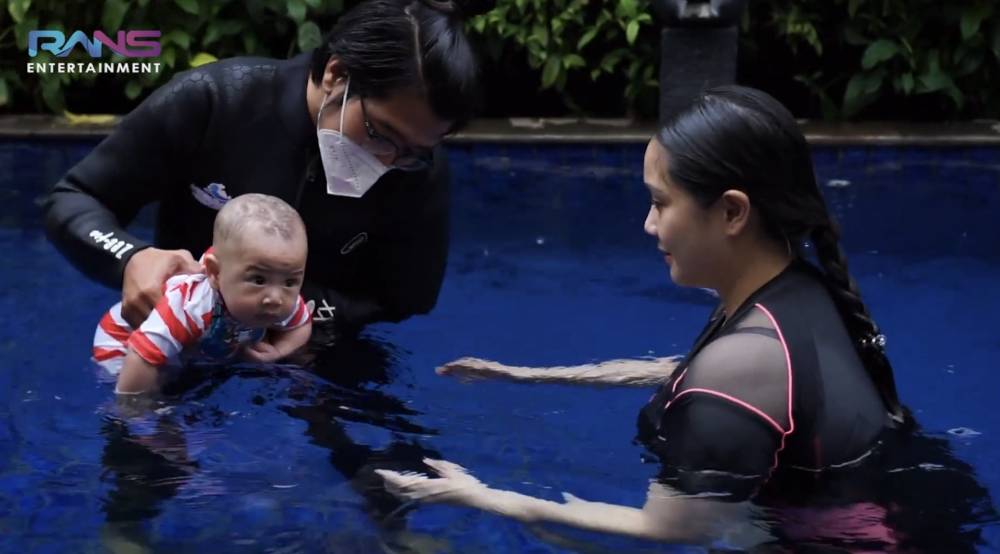 Rayyanza berenang bersama sang ibu, Nagita Slavina (youtube.com/RansEntertainment)