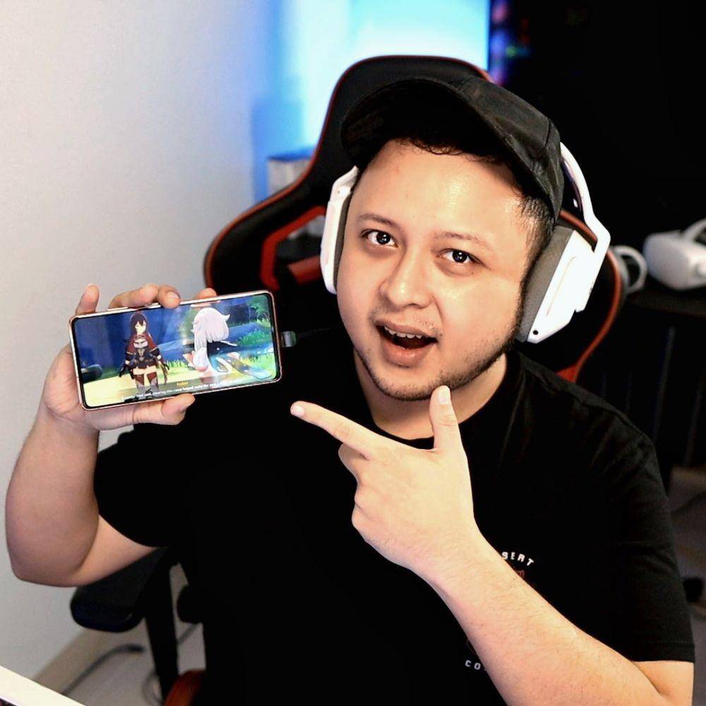 YouTuber gaming PokoPow dan Samsung Galaxy S20 FE (news.samsung.com)