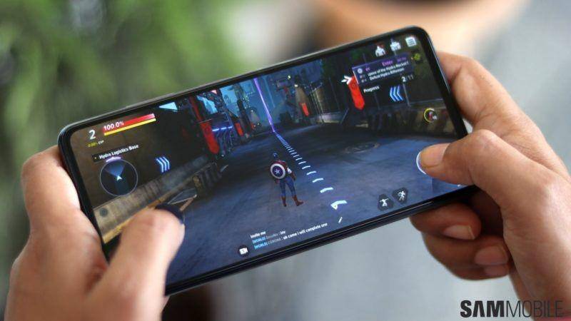 Ilustrasi main game di smartphone (sammobile.com)
