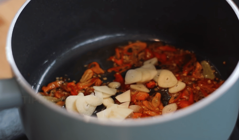 ilustrasi saat membuat sambal kering (youtube.com/Devina Hermawan)