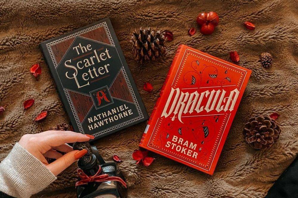 novel klasik The Scarlet Letter karya Nathaniel Hawthorne dan Dracula yang ditulis oleh Bram Stoker (instagram.com/cheysreadinglist)