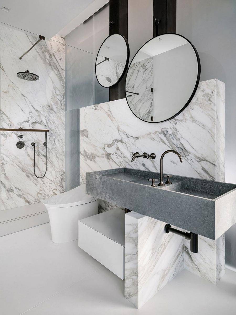 Desain Kamar Mandi dengan Kloset Duduk (backsplash.com)