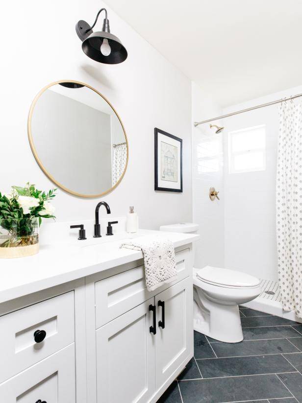 Desain Kamar Mandi dengan Kloset Duduk (hgtv.com/Rennai Hoefer)