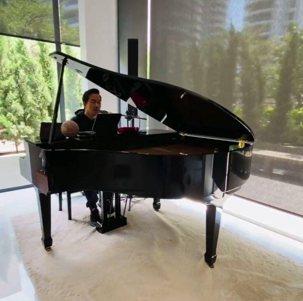 potret Joe Taslim bermain piano (instagram.com/joe_taslim)