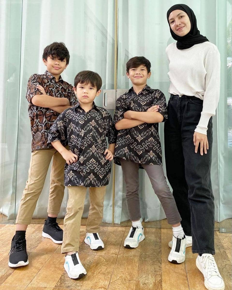 potret Ratna Galih dan ketiga anaknya (instagram.com/ratnagalih)