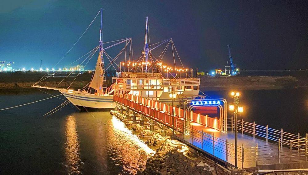 Makan Seafood Premium dan Menikmati Senja di Atas Kapal Pinisi