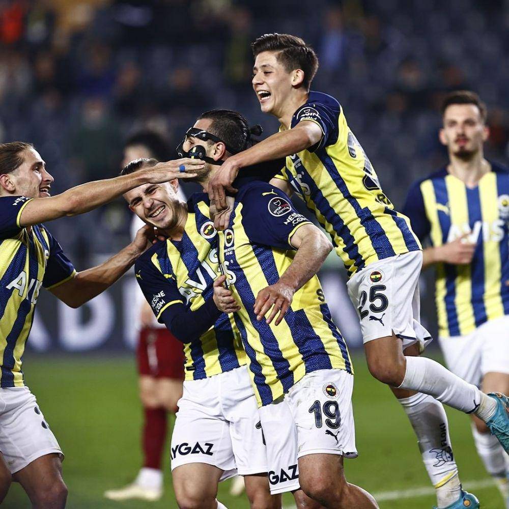 Pemain Fenerbahce yang merayakan gol. (instagram.com/fenerbahce)