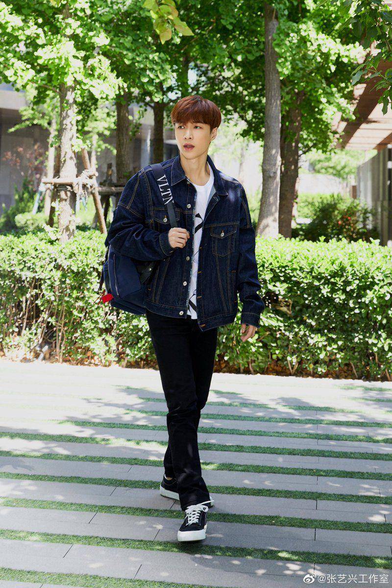 Gaya busana Lay EXO (twitter.com/lay_studio)