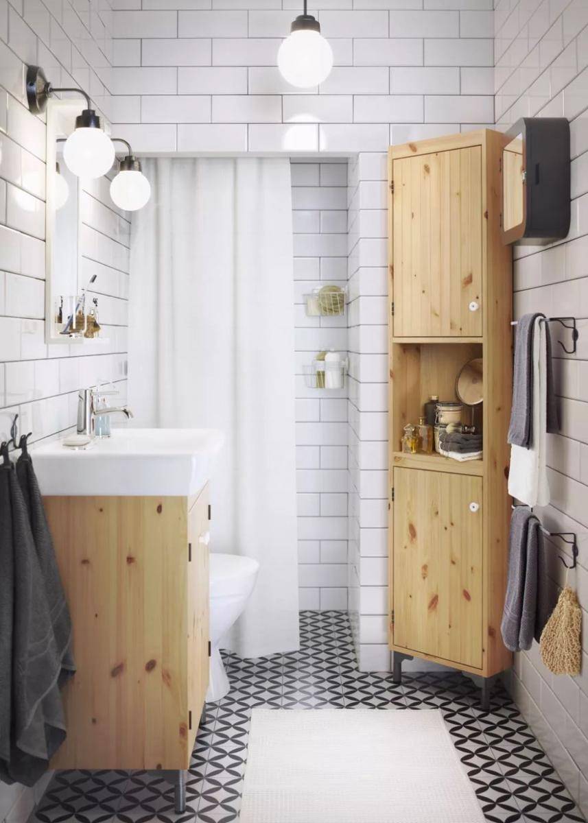Desain Kamar Mandi dengan Kloset Duduk (realhomes.com)