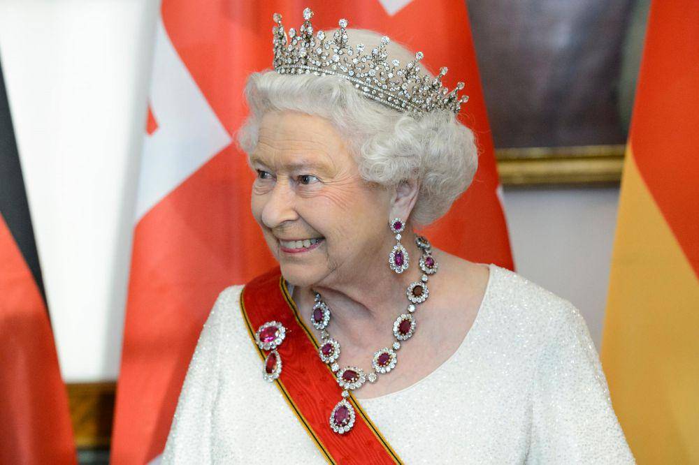 potret Ratu Elizabeth II mengenakan The Girls of Great Britain and Ireland Tiara (twitter.com/crownchronicles)