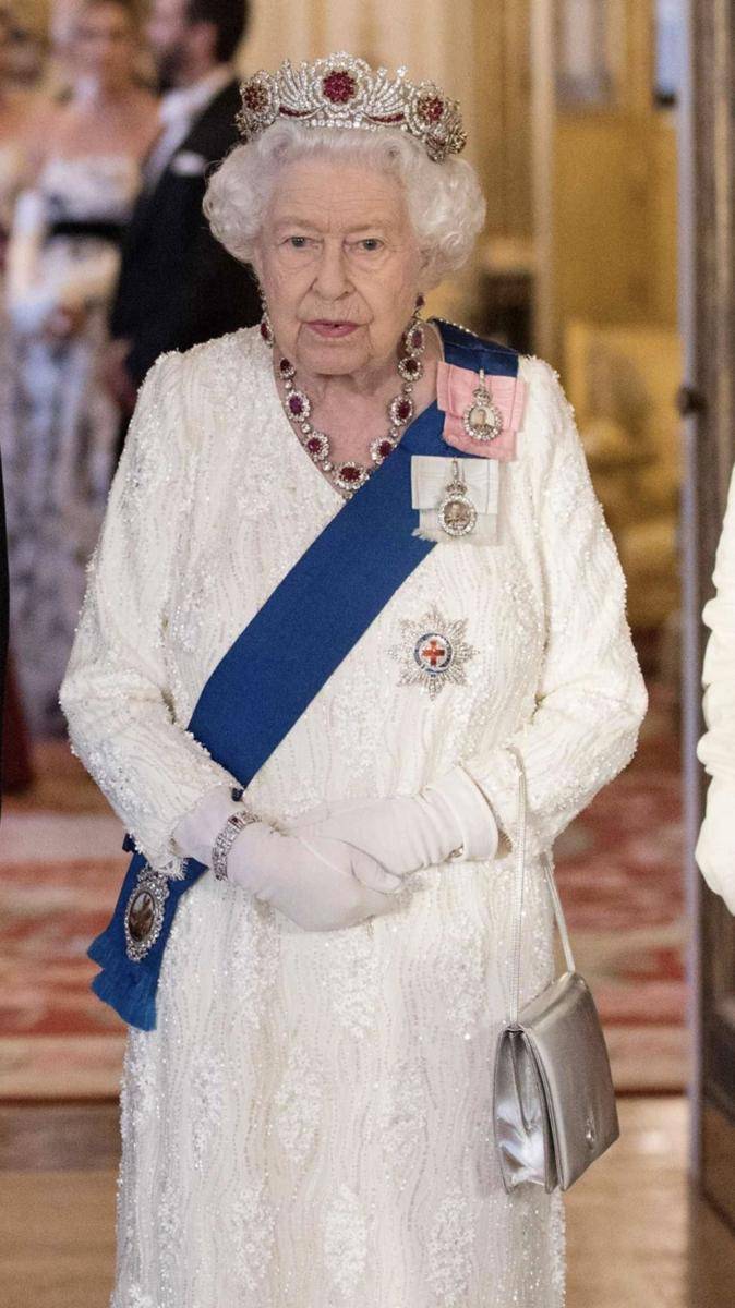 potret Ratu Elizabeth II mengenakan The Burmese Ruby Tiara (twitter.com/CrownPandora)