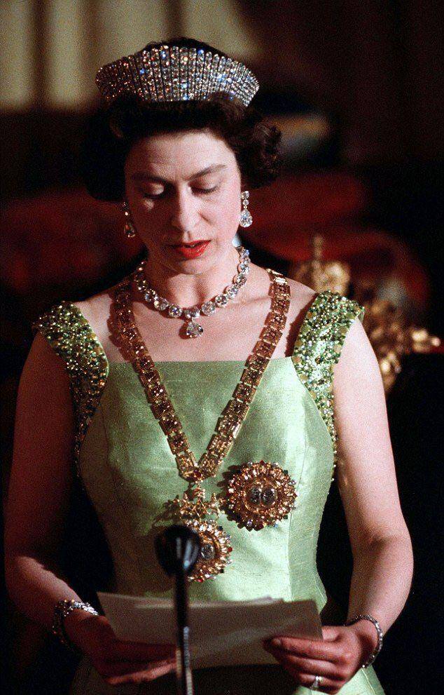 potret Ratu Elizabeth II mengenakan Kokoshnik Tiara (twitter.com/Remisagoodboy)