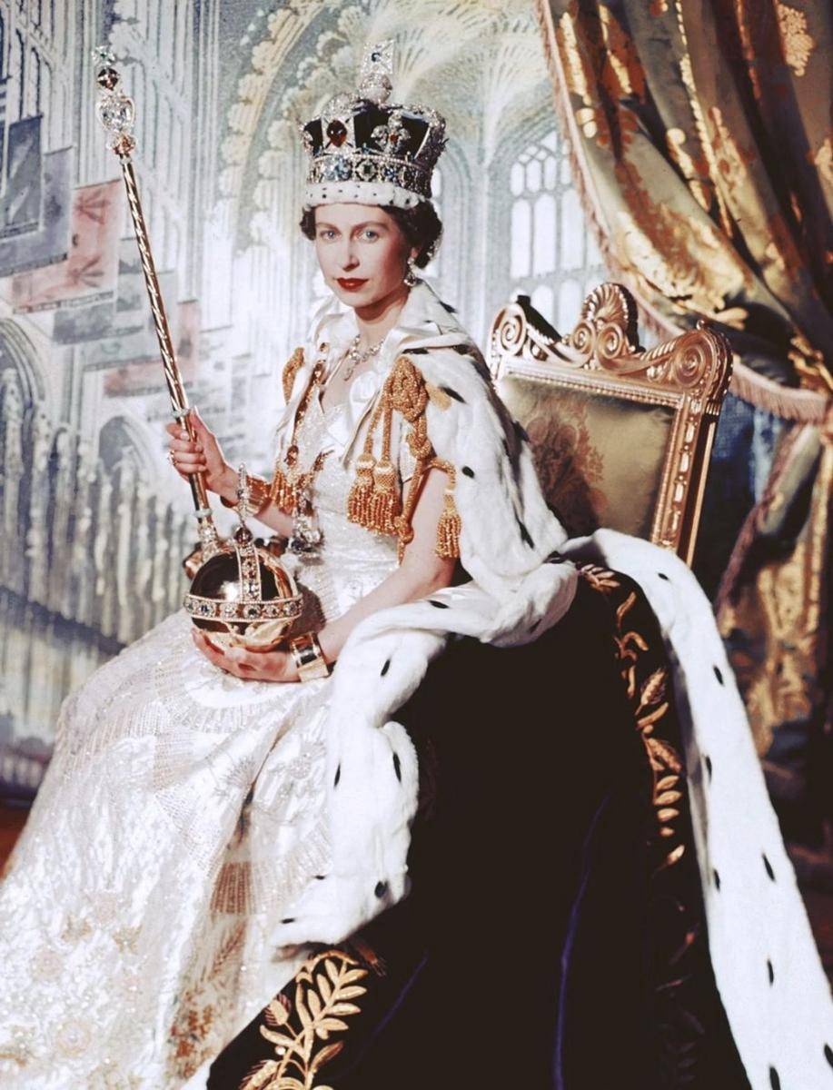 potret Ratu Elizabeth II mengenakan Imperial State Crown (twitter.com/OrganicPeoplePR)