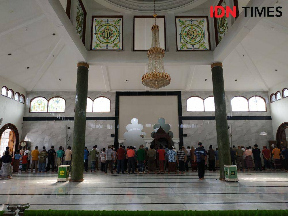 Suasana salat berjamaah di Masjid Kembang Kuning, Sabtu (9/4/2022)