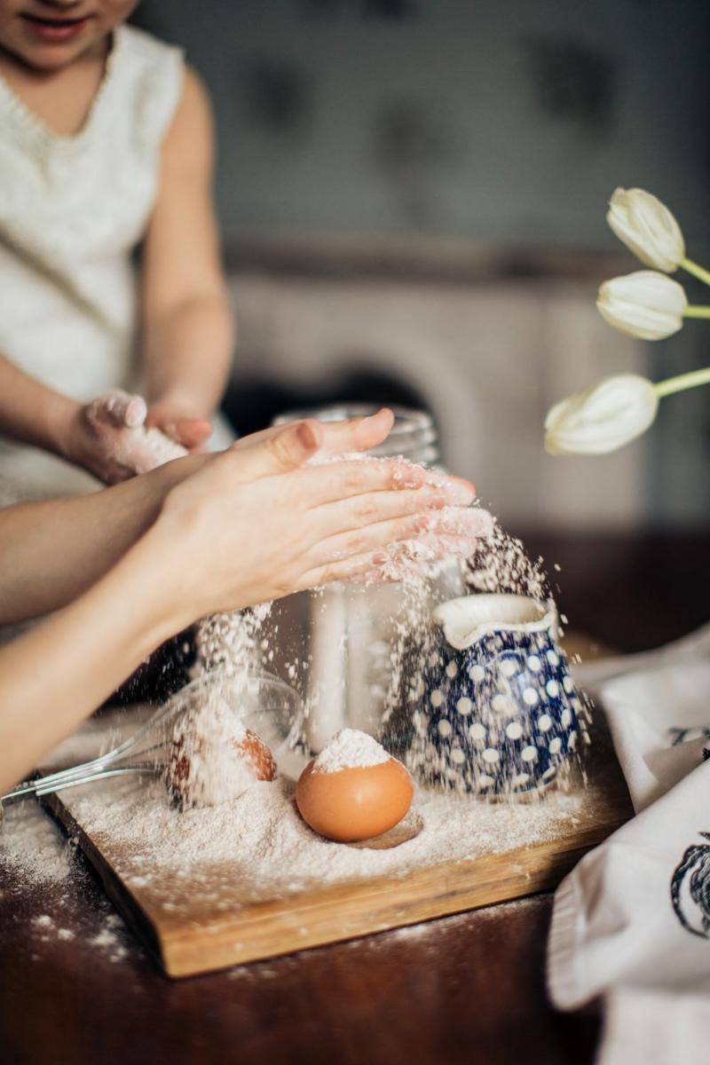 ilustrasi orang memasak bersama (pexels.com/Elina Fairytale)