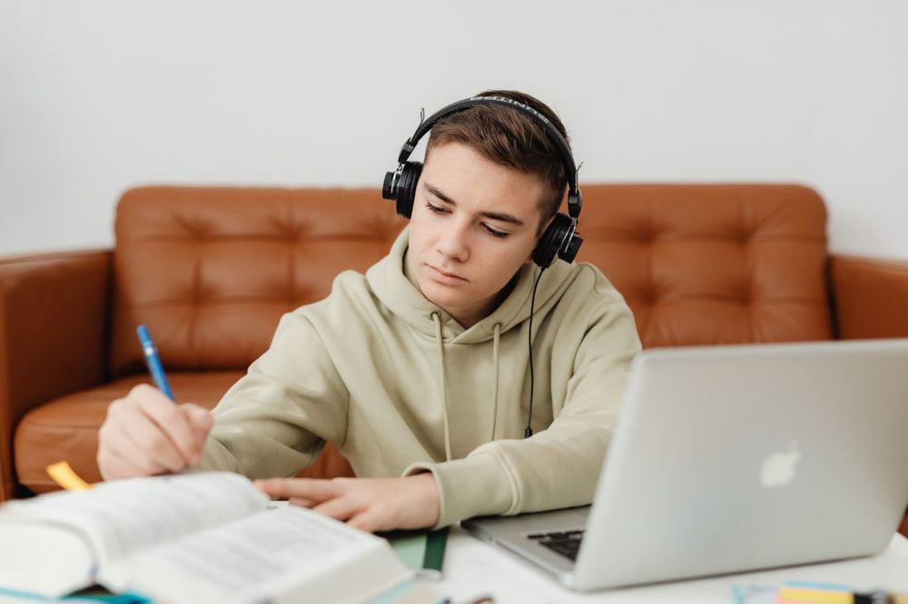 Sains Buktikan Belajar Sambil Dengar Musik Tak Efektif, Ini Alasannya!