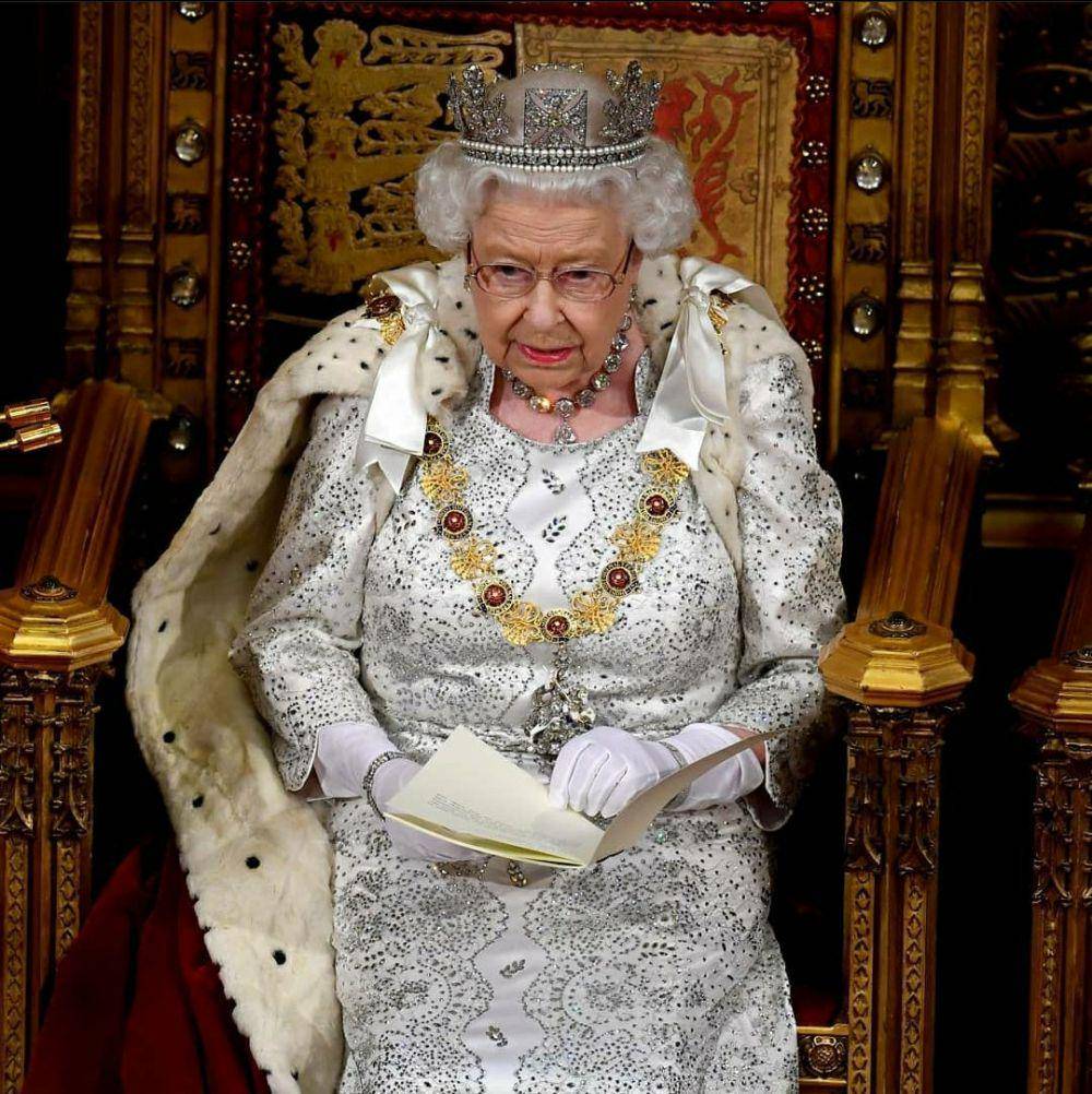 potret Ratu Elizabeth II mengenakan The George IV State Diadem (instagram.com/theroyalfamily)