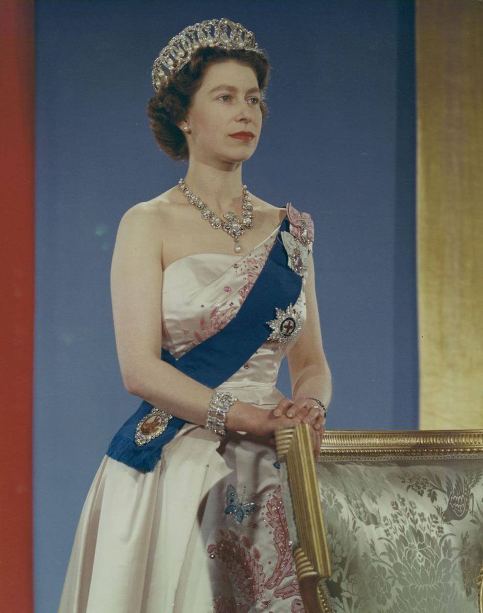 potret Ratu Elizabeth II mengenakan The Grand Duchess Vladimir Tiara (commons.wikimedia.org/Laura1822)
