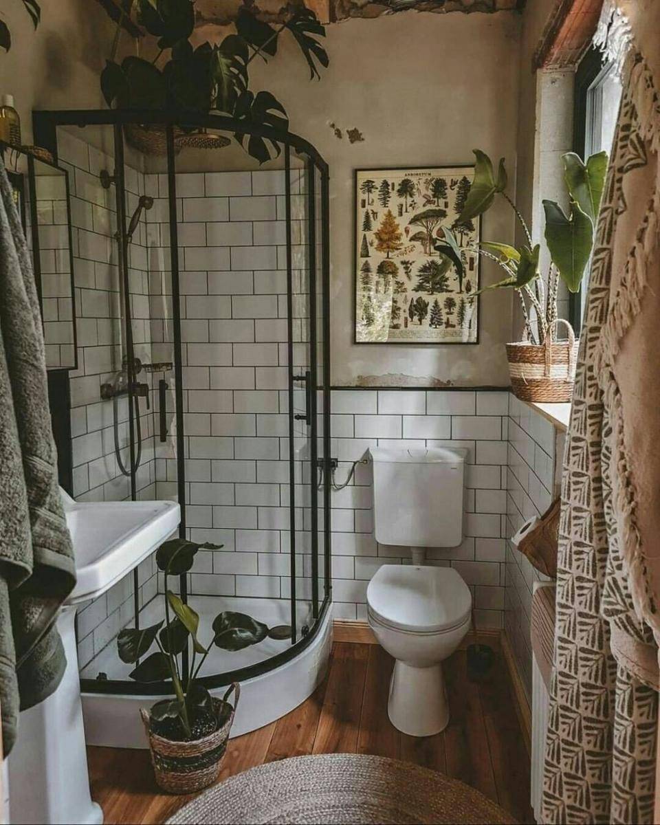 Desain Kamar Mandi dengan Kloset Duduk (instagram.com/regalinteriordesign)