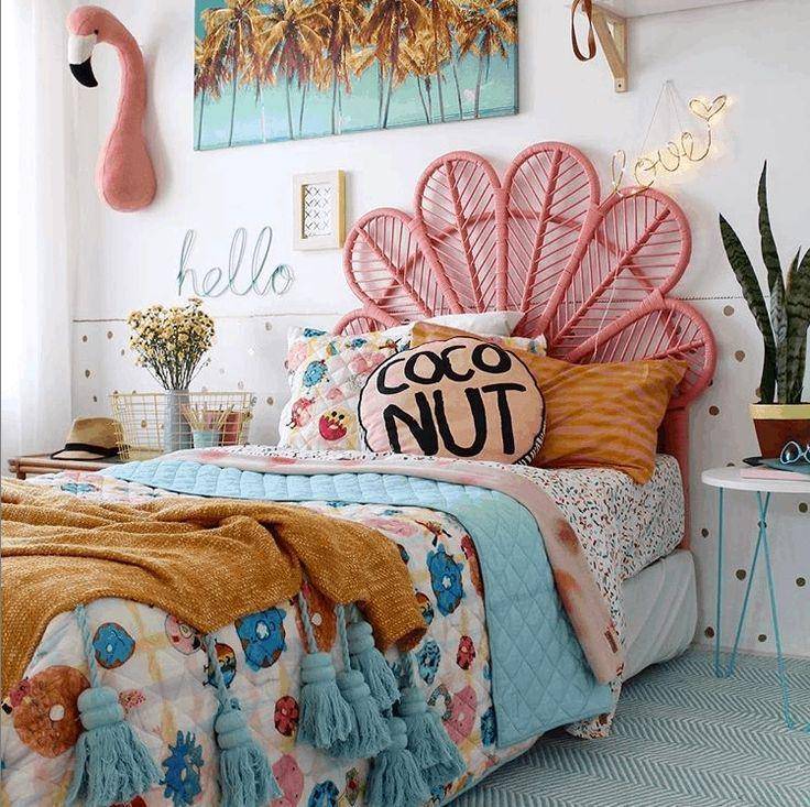 ilustrasi kamar tidur bernuansa tropis (pinterest.com/Kate // Kate Decorates)