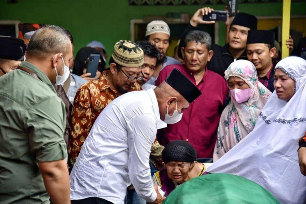 Gubernur Edy Rahmayadi saat melayat ke rumah mendiang Ucok Majestik (instagram/edy_rahmayadi)