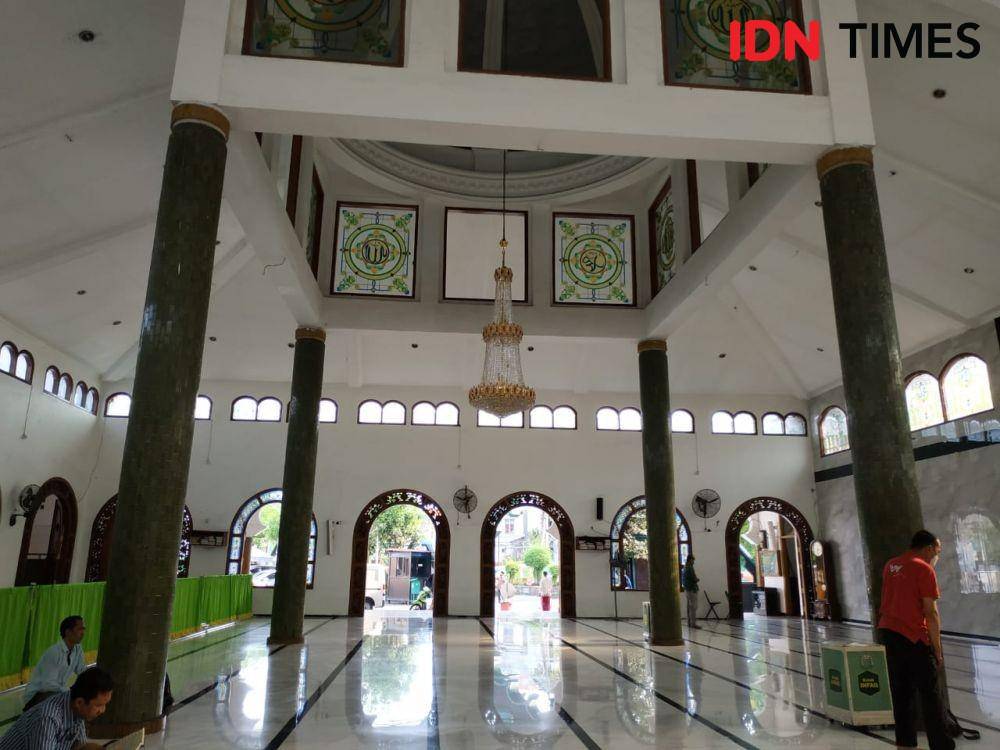 Suasana Masjid Rahmat atau Masjid Kembang Kuning Surabaya. (IDN Times/Khusnul Hasana)