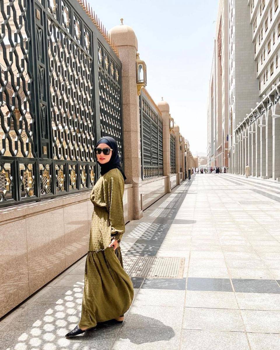 Ririn Ekawati melakukan ibadah umrah bersama Ibnu Jamil. (instagram.com/ririnekawati)