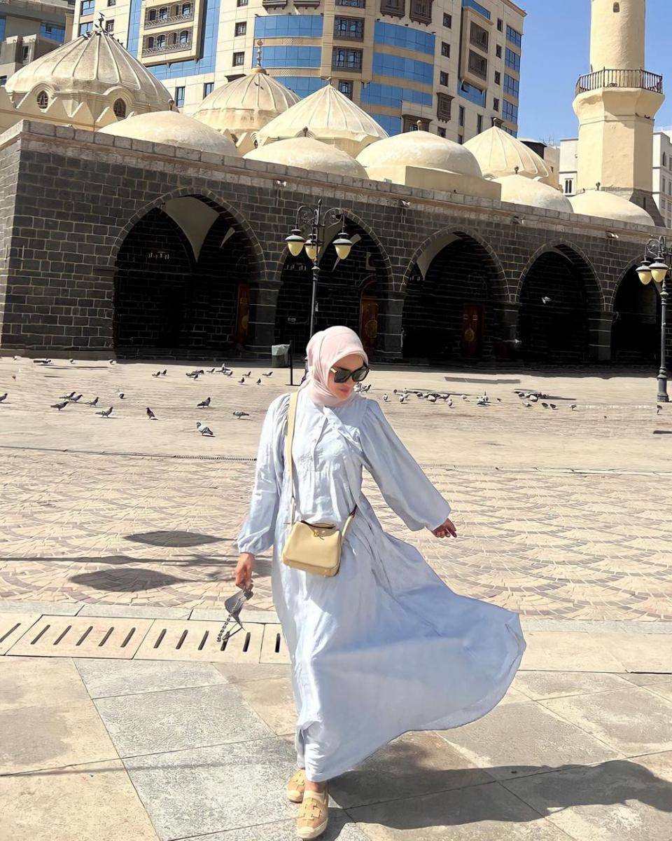 Ririn Ekawati melakukan ibadah umrah bersama Ibnu Jamil. (instagram.com/ririnekawati)