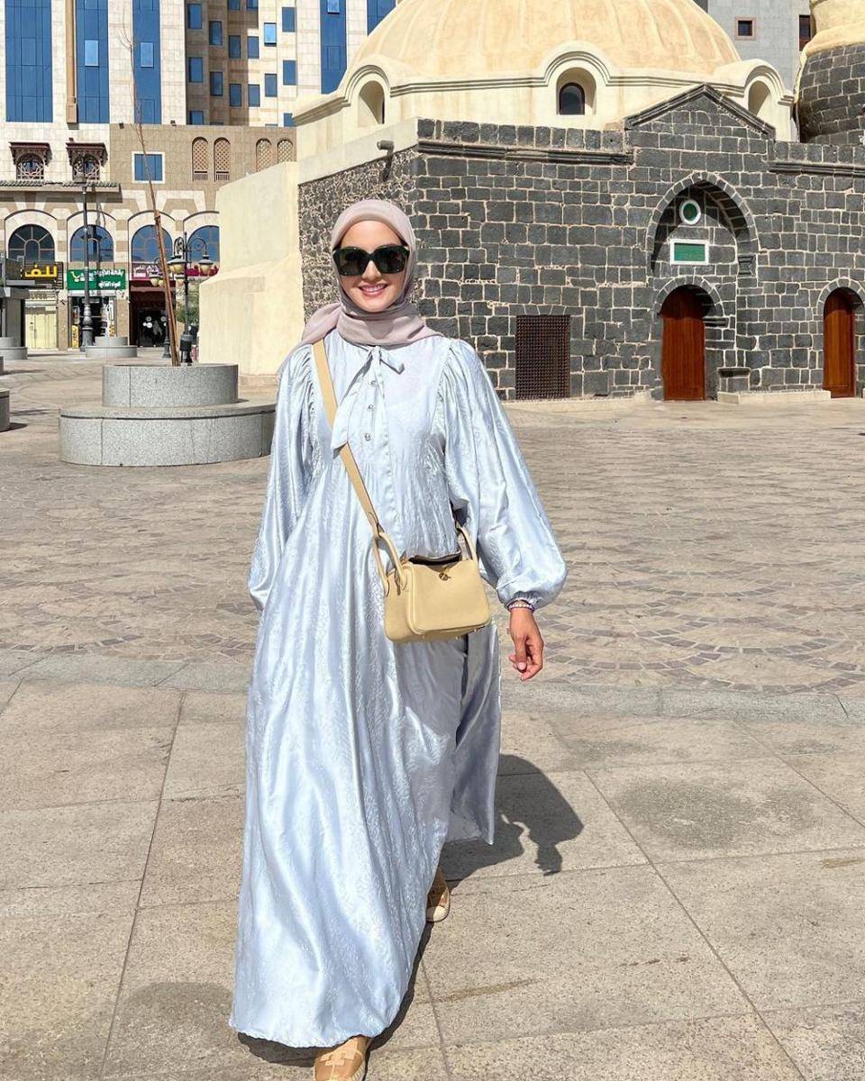 Ririn Ekawati melakukan ibadah umrah bersama Ibnu Jamil. (instagram.com/ririnekawati)