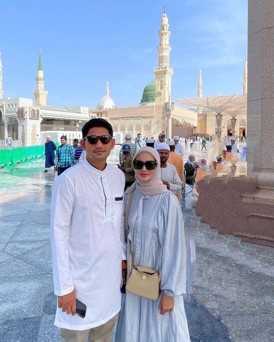 Ririn Ekawati melakukan ibadah umrah bersama Ibnu Jamil. (instagram.com/ibnujamilo)