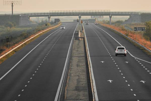 ilustrasi jalan tol (unsplash.com/andreicnstn)