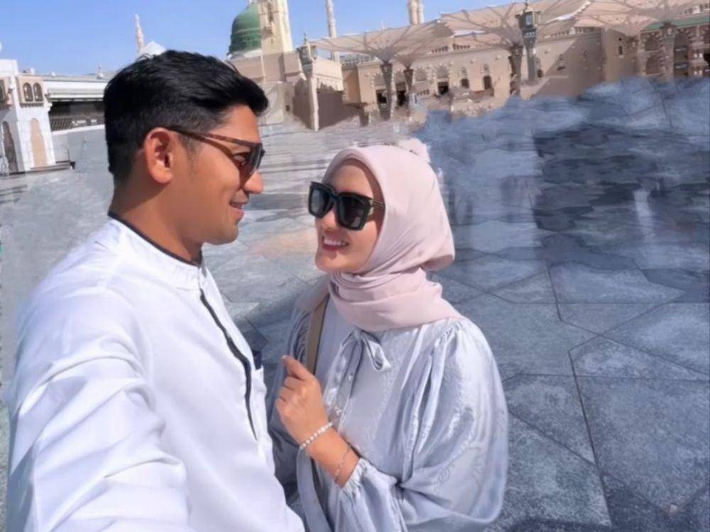 Ririn Ekawati melakukan ibadah umrah bersama Ibnu Jamil. (instagram.com/ibnujamilo)