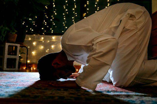 gambar orang sedang bersujud saat salat (pexels.com/Michael Burrows)