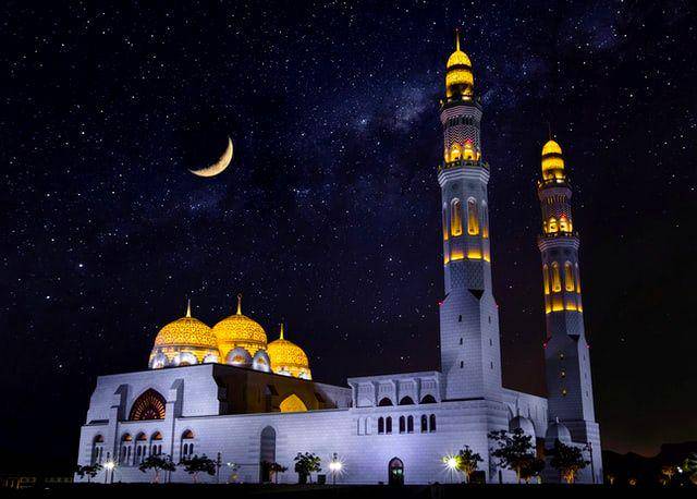 gambar masjid di malam hari (unsplash.com/Katerina Kerdi)
