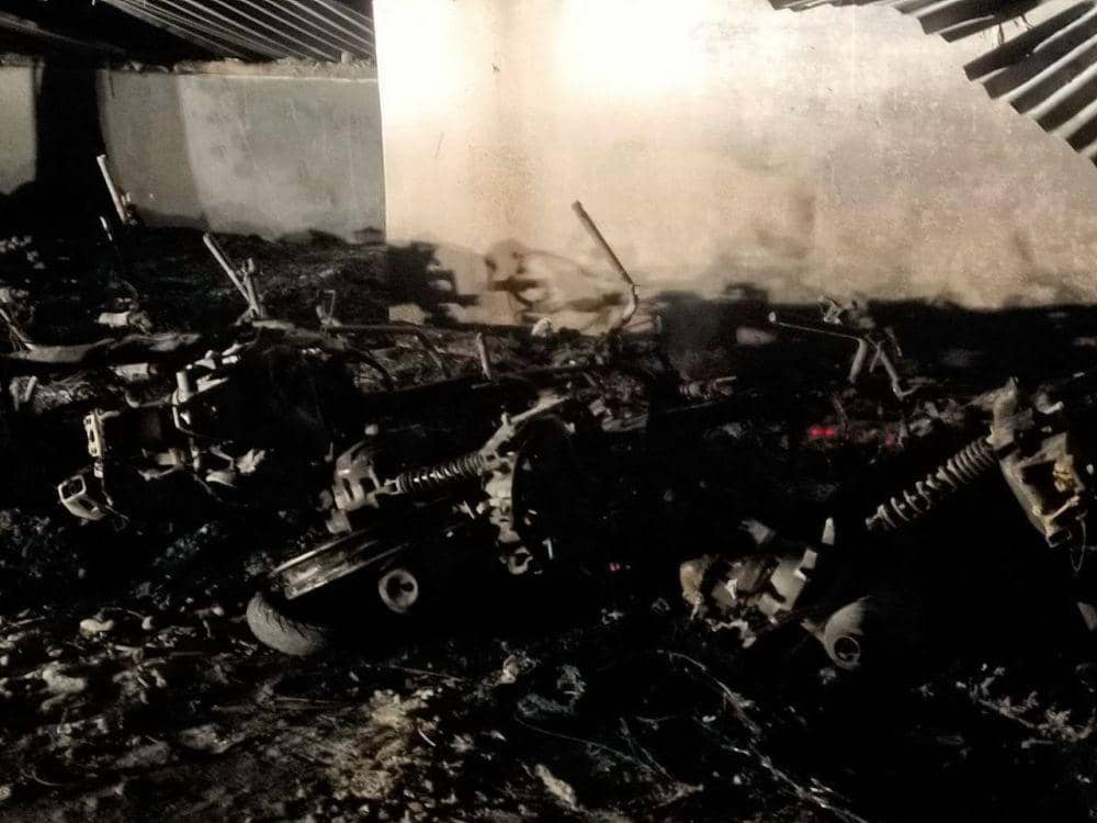 Sepeda motor yang rusak dan hangus dibakar dilokasi THM (IDN Times/ istimewa)
