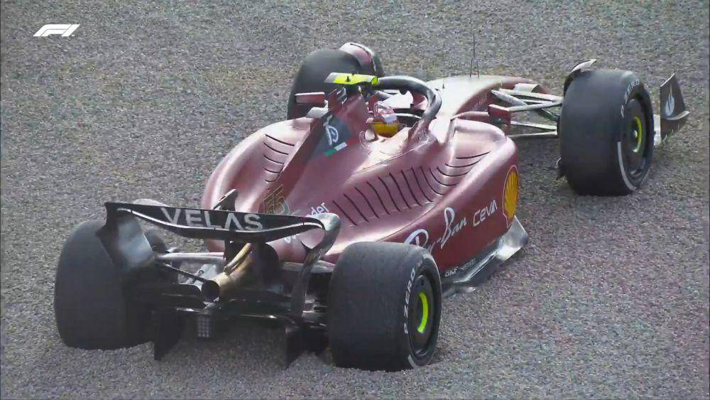 Mobil Carlos Sainz terjebak di gravel saat balapan GP Australia 2022. (twitter.com/F1)
