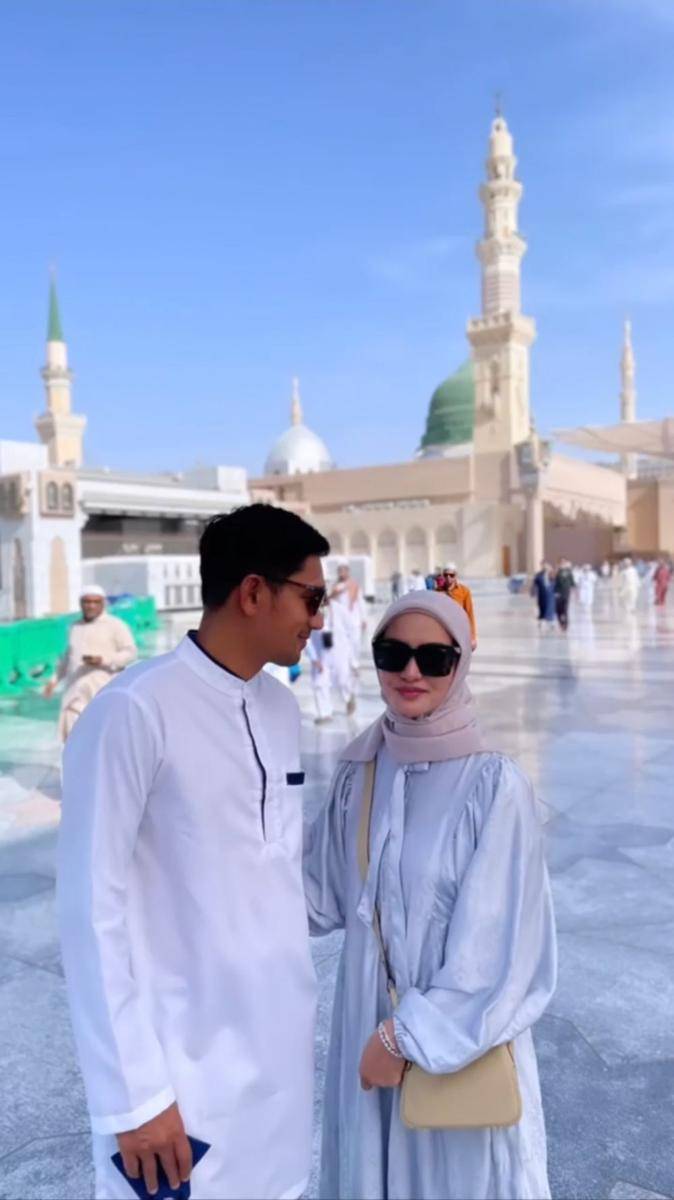 Ririn Ekawati melakukan ibadah umrah bersama Ibnu Jamil. (instagram.com/ibnujamilo)