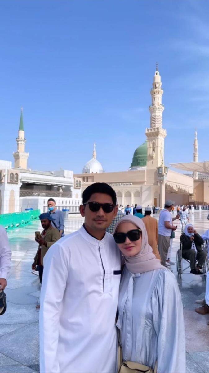 Ririn Ekawati melakukan ibadah umrah bersama Ibnu Jamil. (instagram.com/ibnujamilo)